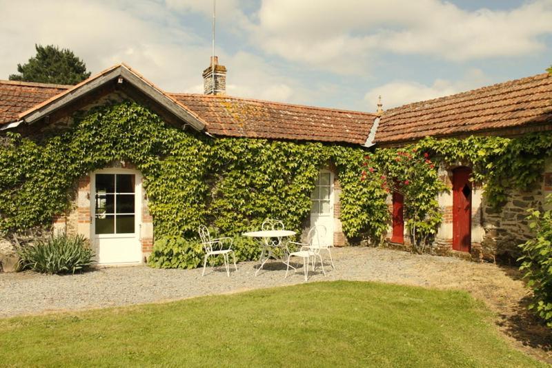 Le Logis Bed & Breakfast Les Pineaux Exterior photo